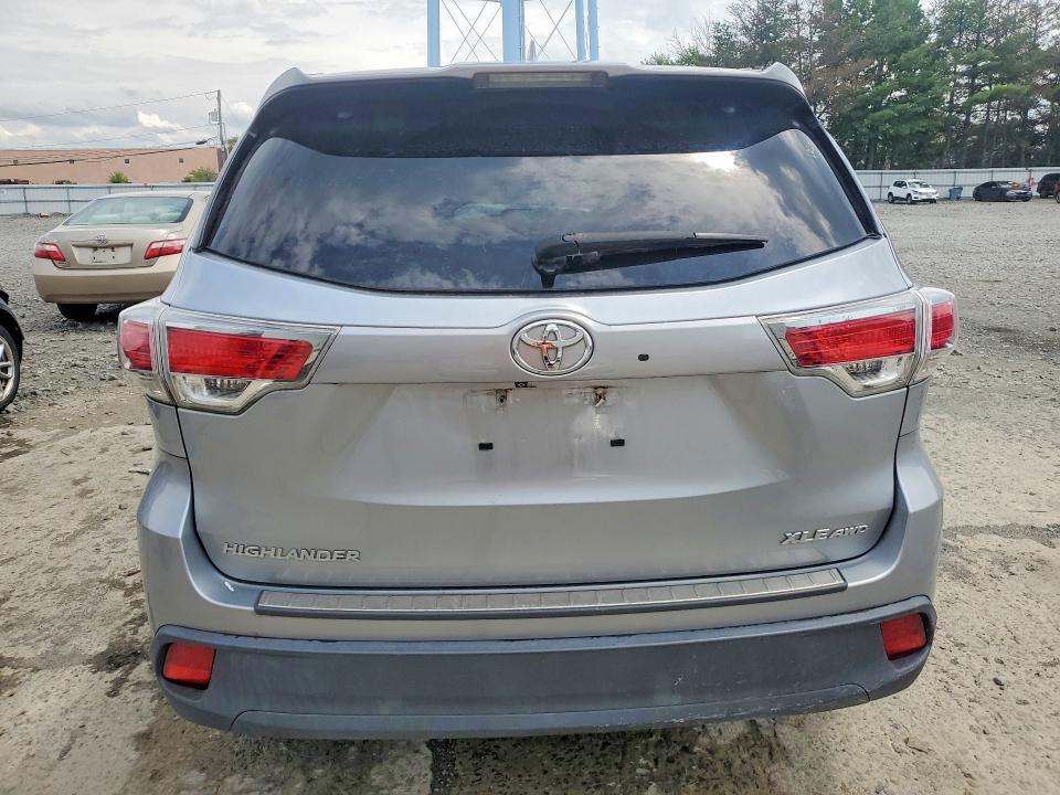 Photo 6 from auction – 2015 TOYOTA HIGHLANDER with VIN 5TDJKRFH1FS077756