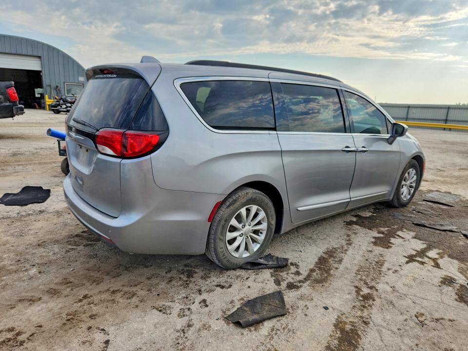 Photo 3 from auction – 2017 CHRYSLER PACIFICA with VIN 2C4RC1BG3HR747494