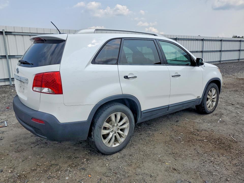 Photo 3 from auction – 2011 KIA SORENTO with VIN 5XYKTDA23BG178439