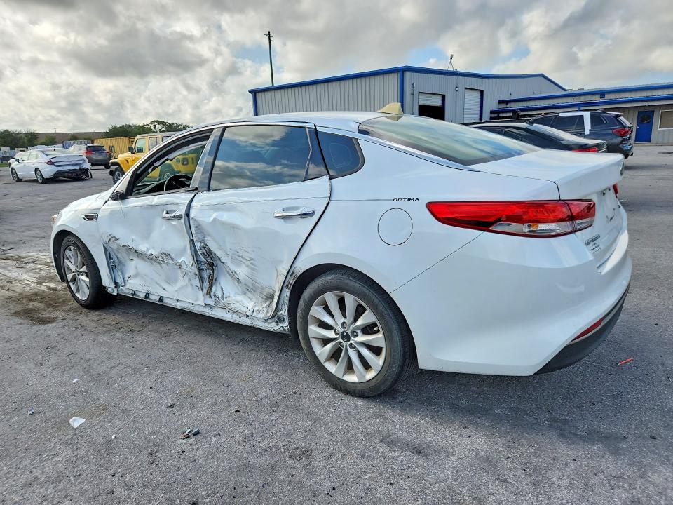 Photo 2 from auction – 2017 KIA OPTIMA with VIN 5XXGU4L35HG126736