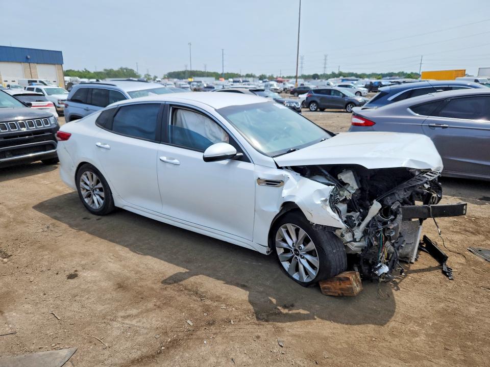 Photo 4 from auction – 2017 KIA OPTIMA with VIN 5XXGT4L36HG133620