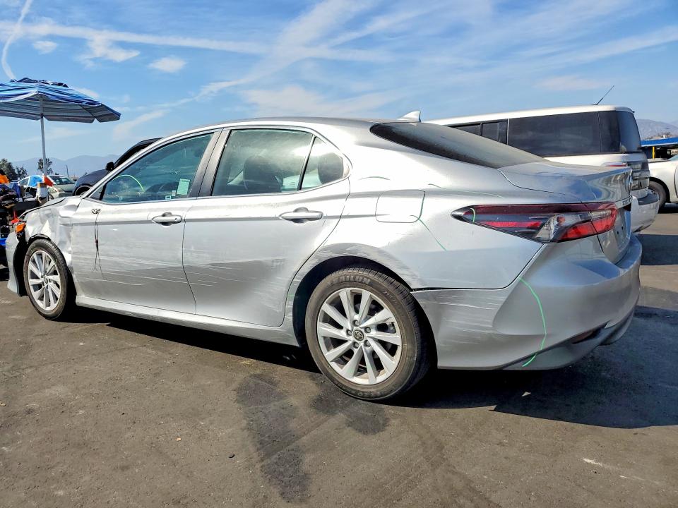 Photo 2 from auction – 2022 TOYOTA CAMRY with VIN 4T1C11AK8NU631963