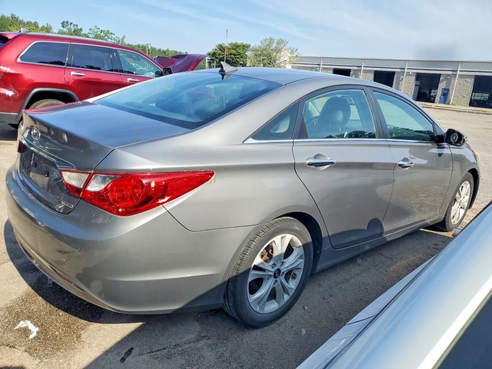 Photo 3 from auction – 2011 HYUNDAI SONATA with VIN 5NPEC4AC4BH078171