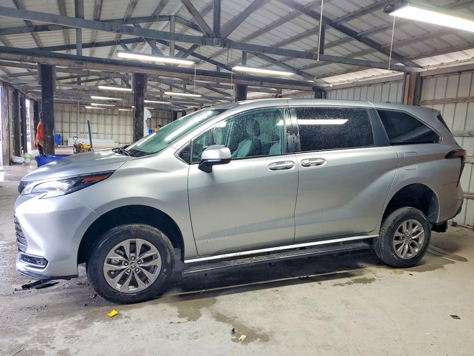 Снимка 1 от търг – 2024 TOYOTA SIENNA с VIN 5TDKRKEC5RS216918
