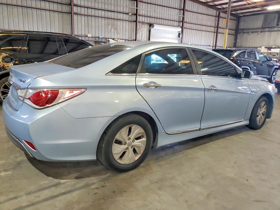 Photo 3 from auction – 2014 HYUNDAI SONATA with VIN KMHEC4A42EA110213