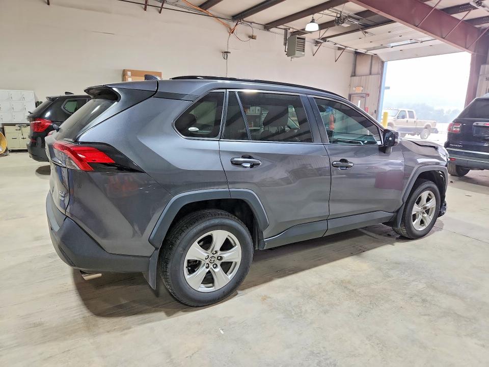 Photo 3 from auction – 2021 TOYOTA RAV4 with VIN 2T3P1RFV5MC176595