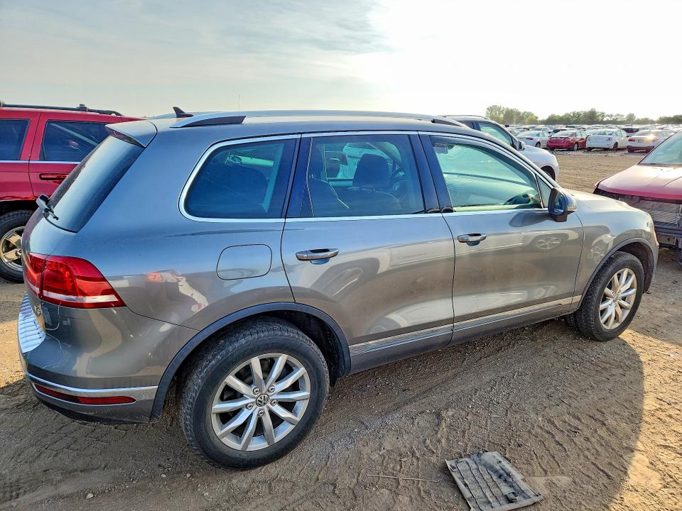 Photo 3 from auction – 2016 VOLKSWAGEN TOUAREG with VIN WVGEF9BP5GD003641