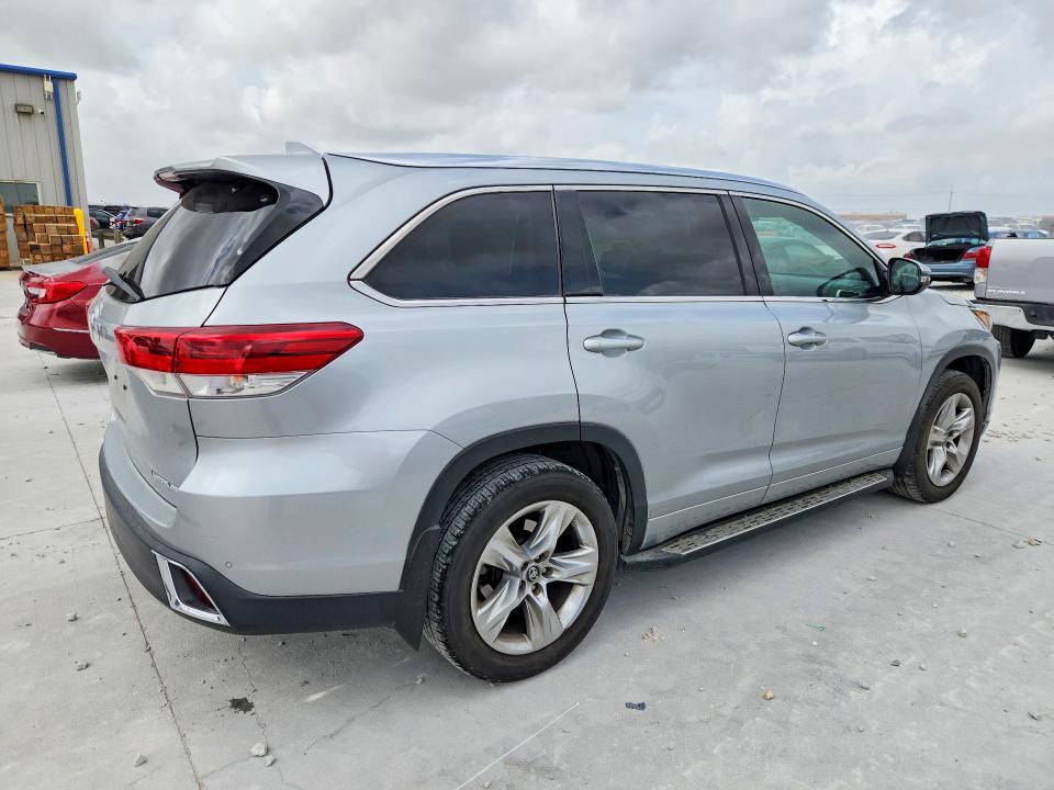 Photo 3 from auction – 2017 TOYOTA HIGHLANDER with VIN 5TDDZRFH7HS405855