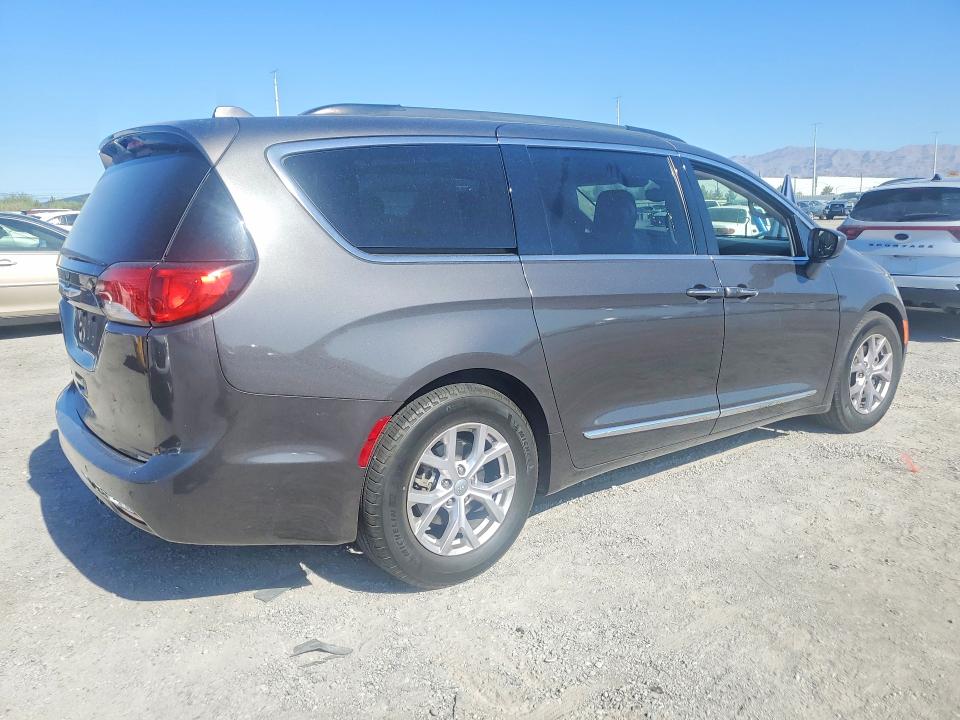 Photo 3 from auction – 2017 CHRYSLER PACIFICA with VIN 2C4RC1BG1HR823214