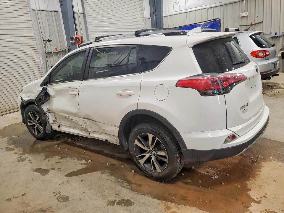 Photo 2 from auction – 2017 TOYOTA RAV4 with VIN JTMRFREV0HD218586