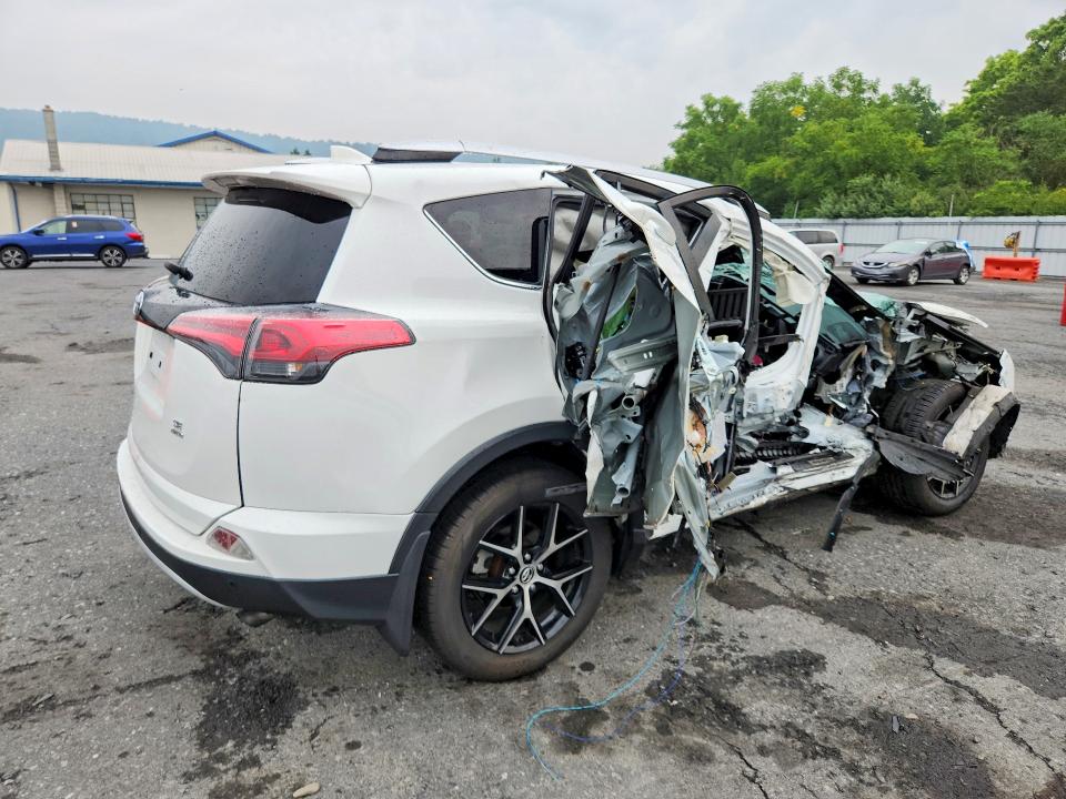 Photo 3 from auction – 2016 TOYOTA RAV4 with VIN JTMJFREV5GD182342