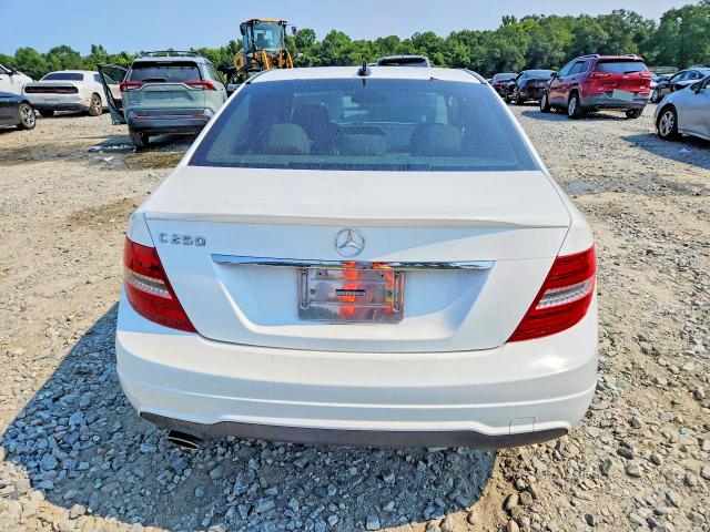 Photo 6 from auction – 2014 MERCEDES-BENZ C with VIN WDDGF4HB2ER302747
