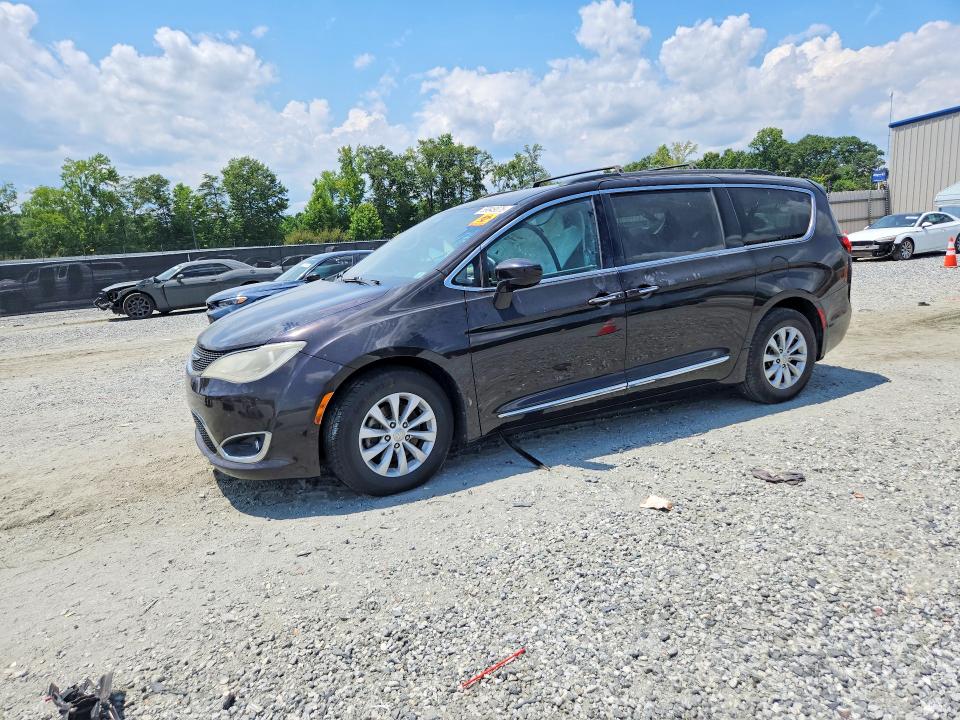 CHRYSLER PACIFICA 2017 with VIN 2C4RC1BG4HR543321 - Photo from auction