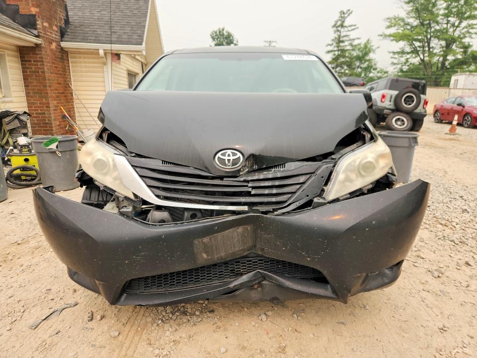 Фото 5 с аукциона – 2011 TOYOTA SIENNA с VIN 5TDKK3DC3BS079852