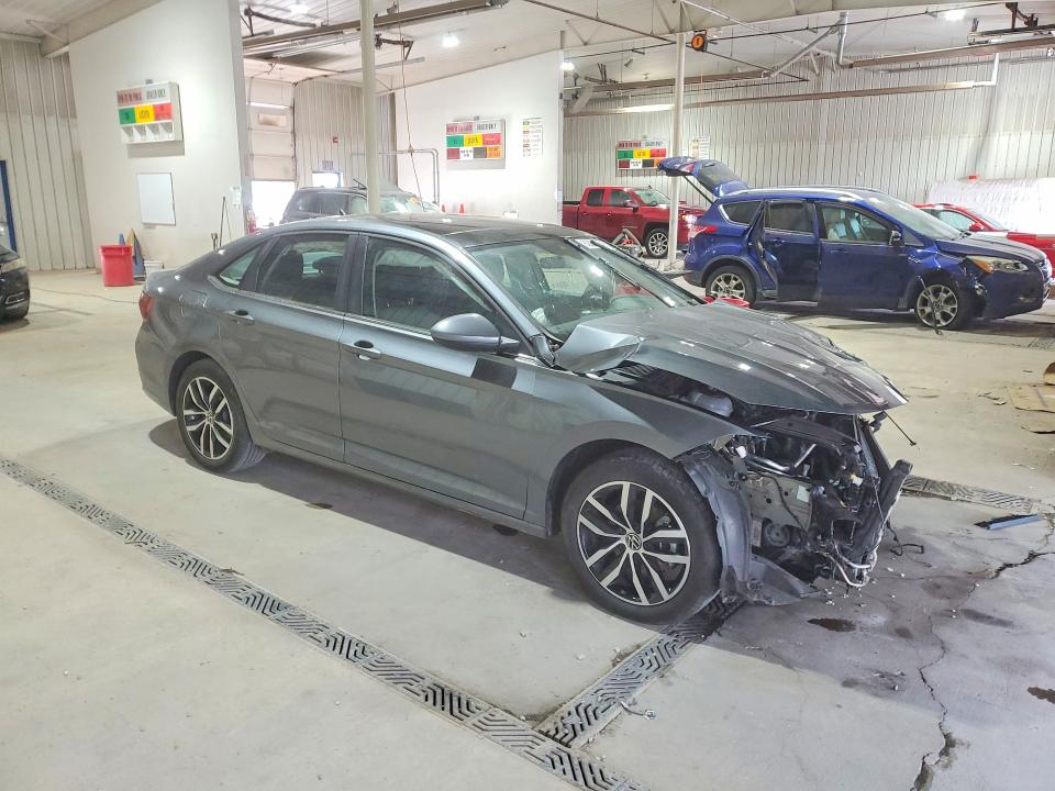 Photo 4 from auction – 2025 VOLKSWAGEN JETTA with VIN 3VW7X7BU5SM040543