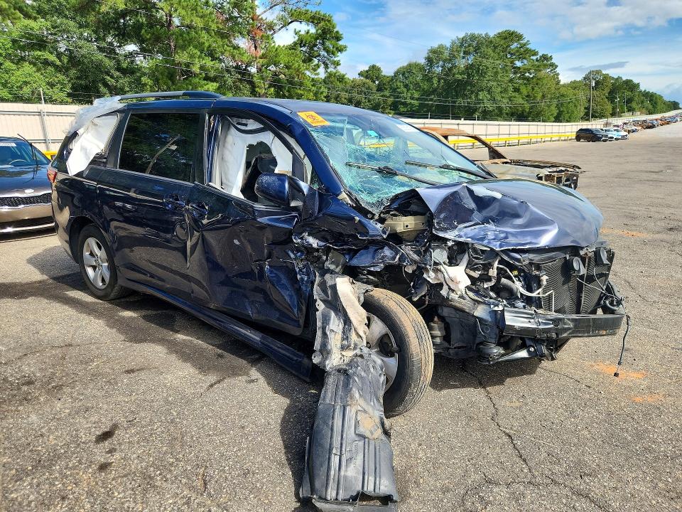 Photo 4 from auction – 2018 TOYOTA SIENNA with VIN 5TDKZ3DC4JS942667