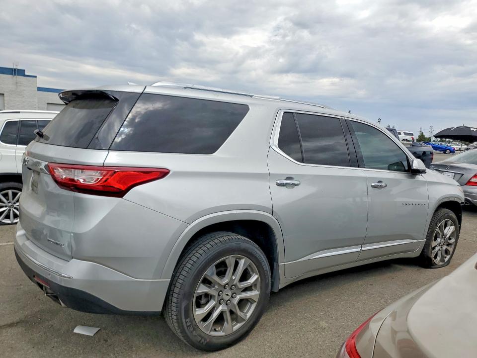 Photo 3 from auction – 2019 CHEVROLET TRAVERSE with VIN 1GNERKKW7KJ176783