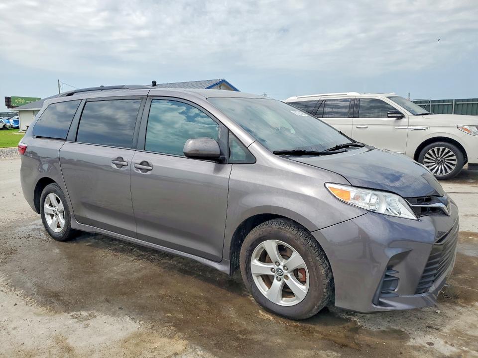 Photo 4 from auction – 2018 TOYOTA SIENNA with VIN 5TDKZ3DC3JS948198