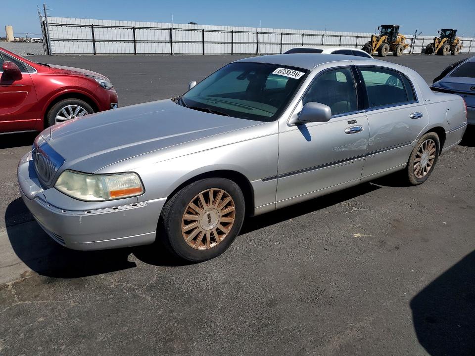 LINCOLN TOWN CAR 2003 with VIN 1LNHM82WX3Y703288 - Photo from auction