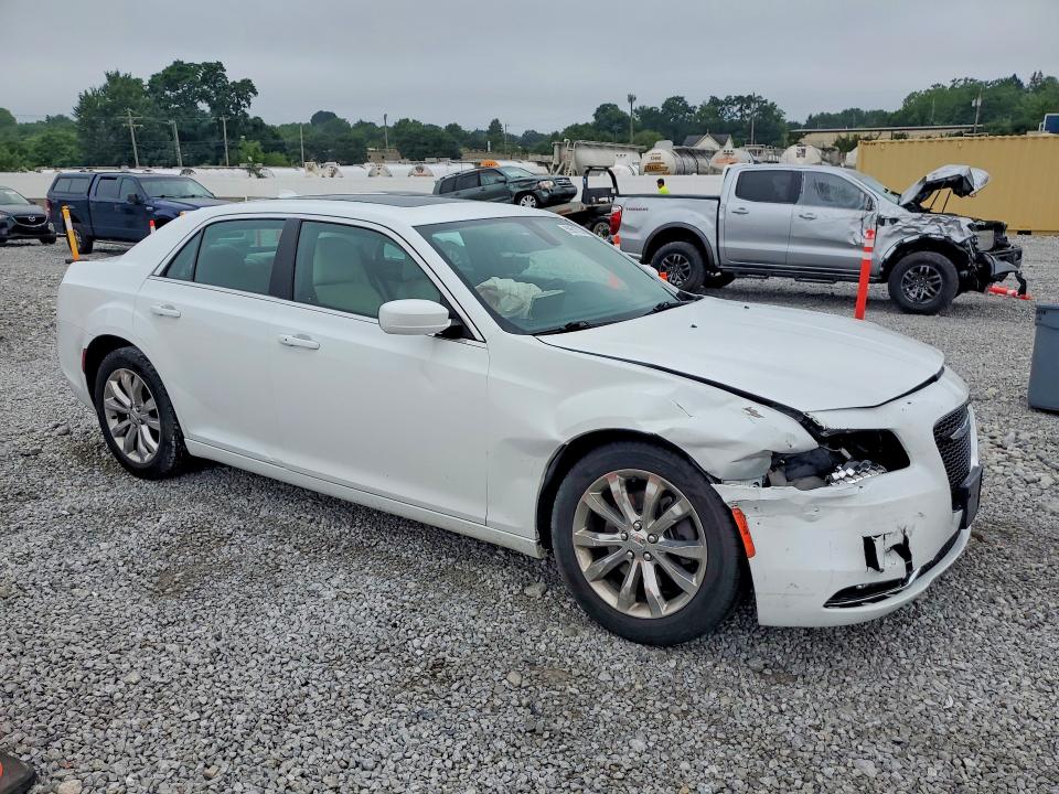 Photo 4 from auction – 2018 CHRYSLER 300 with VIN 2C3CCARGXJH191891