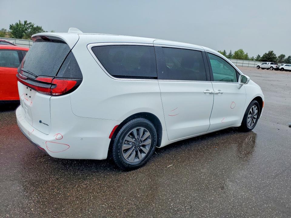 Photo 3 from auction – 2022 CHRYSLER PACIFICA with VIN 2C4RC1L72NR121638