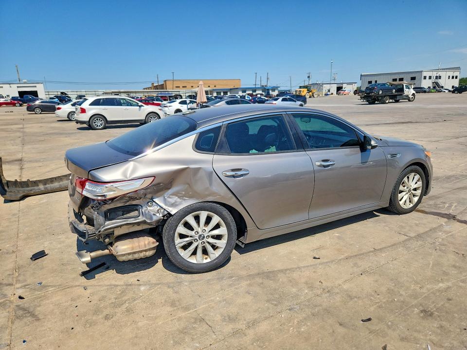 Фото 3 с аукциона – 2016 KIA OPTIMA с VIN 5XXGU4L33GG068401