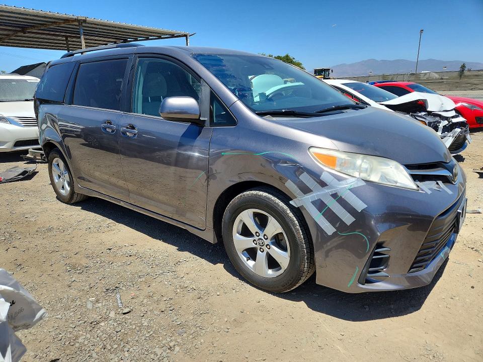 Photo 4 from auction – 2018 TOYOTA SIENNA with VIN 5TDKZ3DC9JS928103