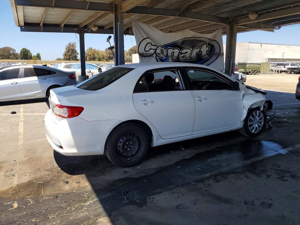 Photo 3 from auction – 2013 TOYOTA COROLLA with VIN 2T1BU4EE9DC949745