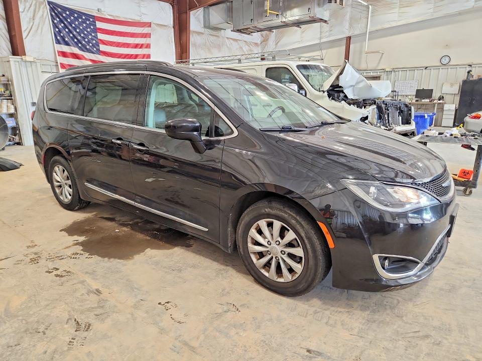 Photo 4 from auction – 2017 CHRYSLER PACIFICA with VIN 2C4RC1BG1HR553644