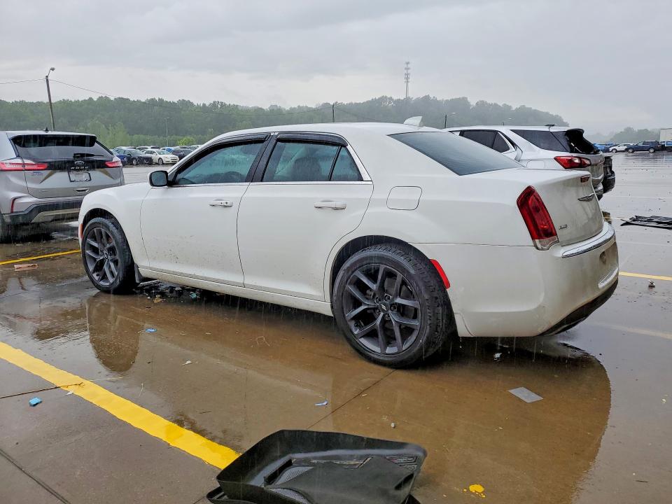 Photo 2 from auction – 2017 CHRYSLER 300 with VIN 2C3CCARG0HH534735