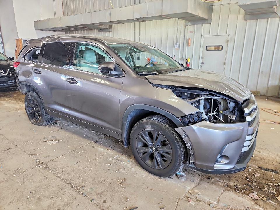 Photo 4 from auction – 2017 TOYOTA HIGHLANDER with VIN 5TDBZRFH4HS381182