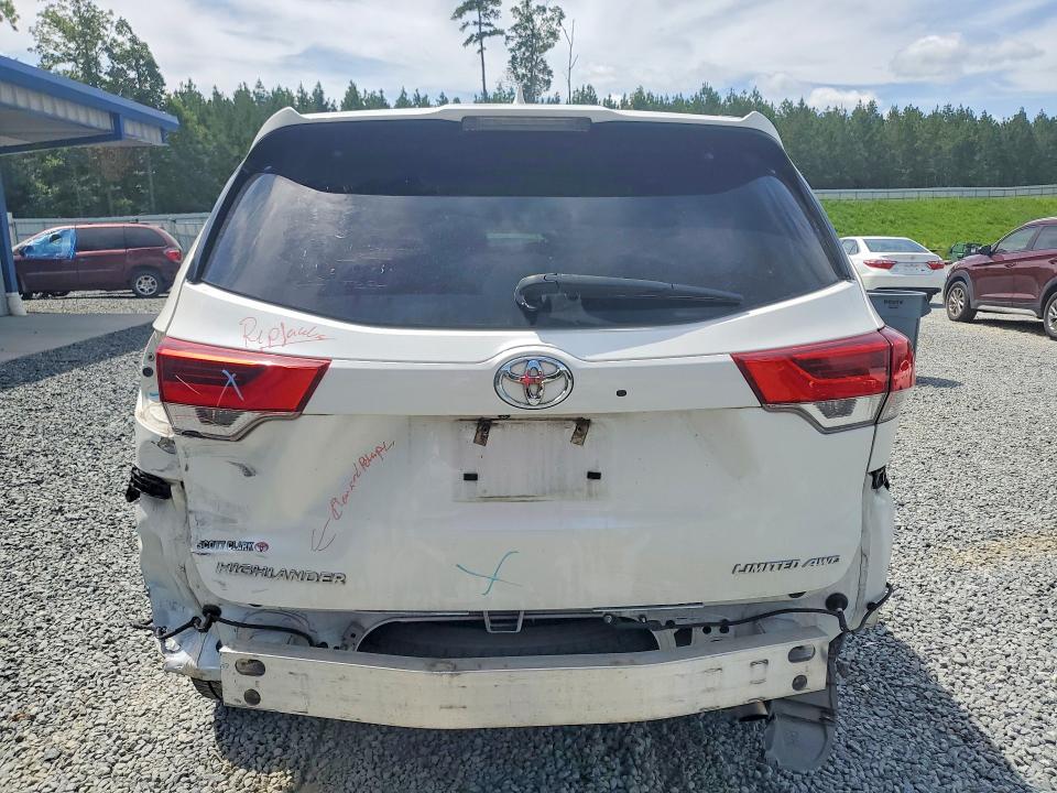 Photo 6 from auction – 2018 TOYOTA HIGHLANDER with VIN 5TDDZRFH3JS882353