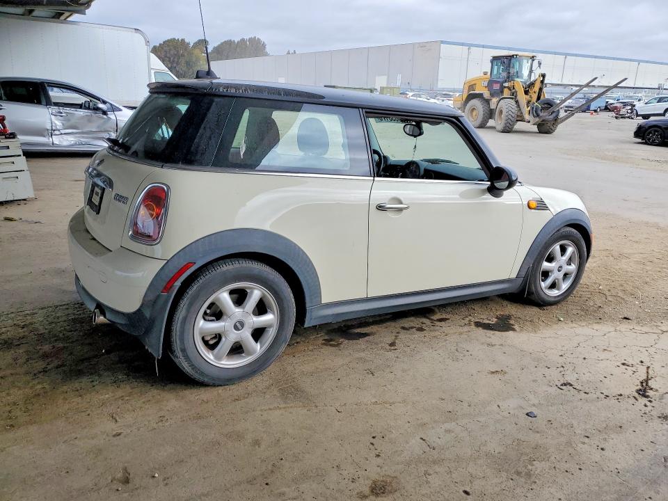 Photo 3 from auction – 2008 MINI COOPER with VIN WMWMF33538TT64767