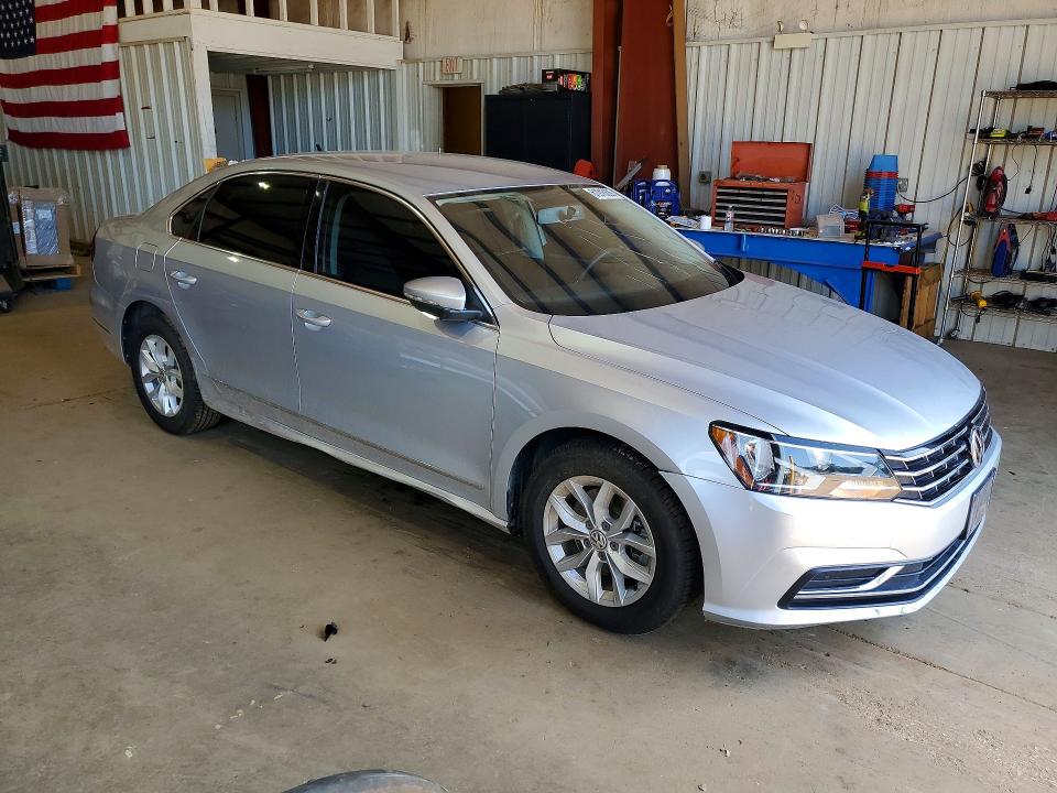 Photo 4 from auction – 2017 VOLKSWAGEN PASSAT with VIN 1VWAT7A30HC029504