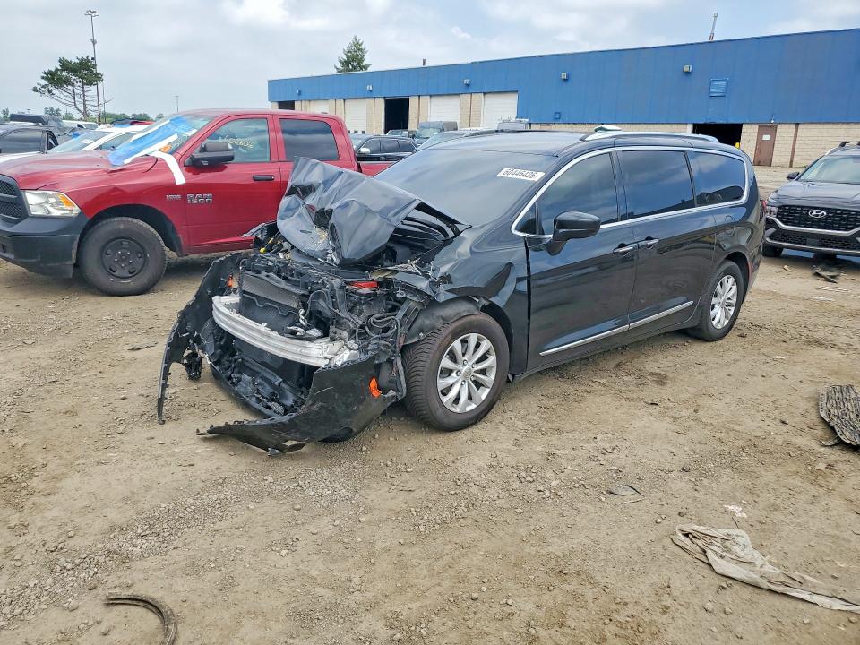 CHRYSLER PACIFICA 2019 with VIN 2C4RC1BG5KR526180 - Photo from auction