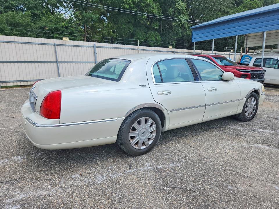 Photo 3 from auction – 2005 LINCOLN TOWN CAR with VIN 1LNHM82W95Y605906