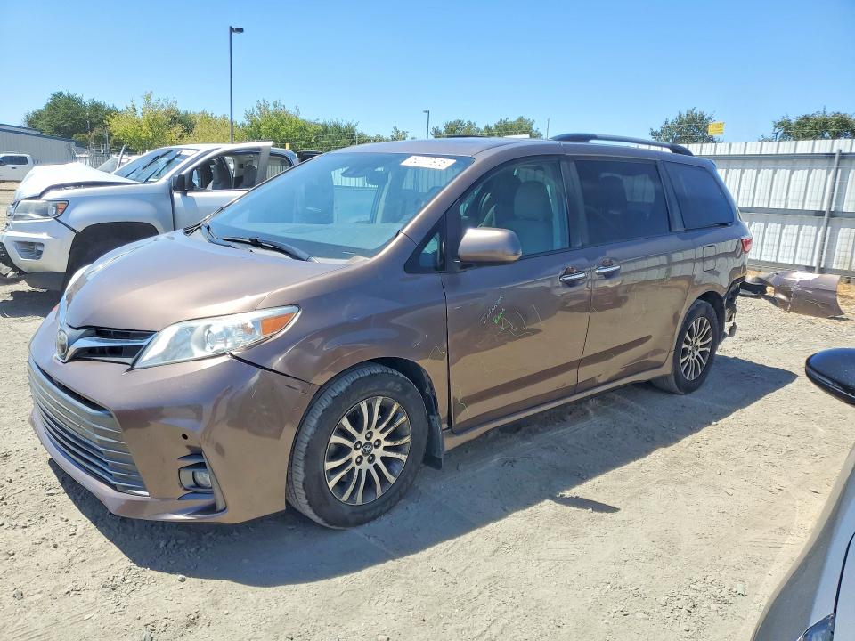 TOYOTA SIENNA 2018 z numerem VIN 5TDYZ3DC3JS953170 - Zdjęcie z aukcji