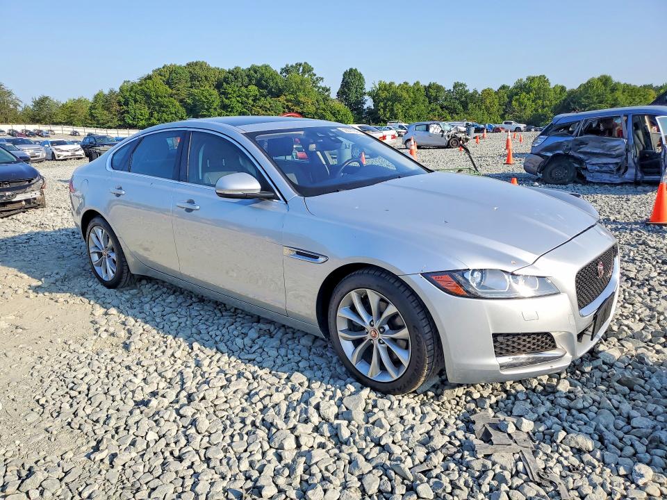 Photo 4 from auction – 2017 JAGUAR XF with VIN SAJBJ4BN9HCY42806