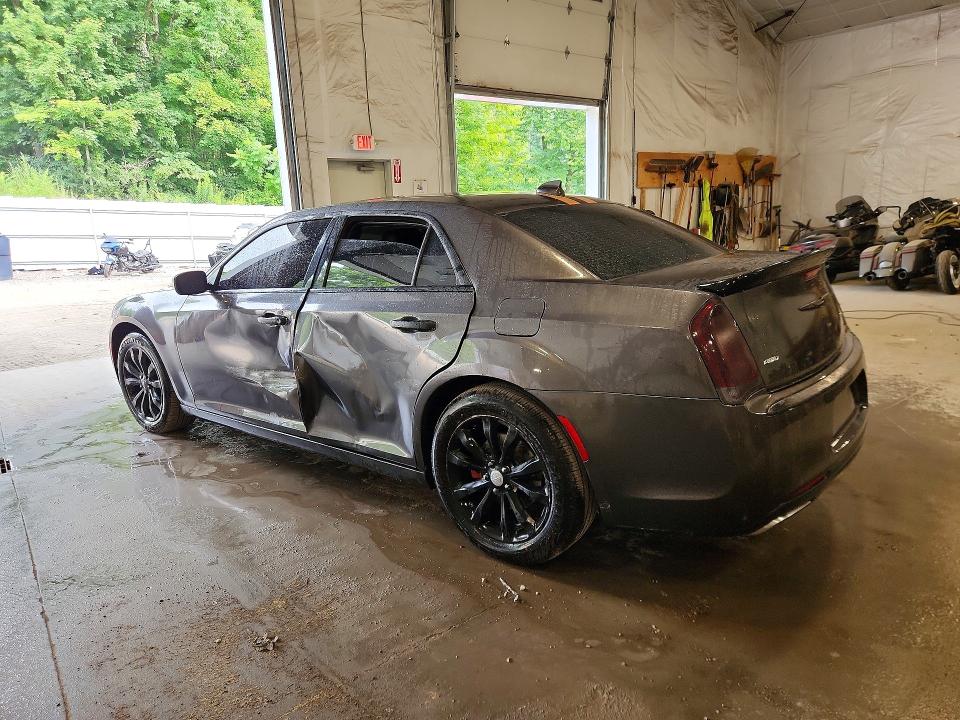 Photo 2 from auction – 2016 CHRYSLER 300C with VIN 2C3CCAKG7GH111515