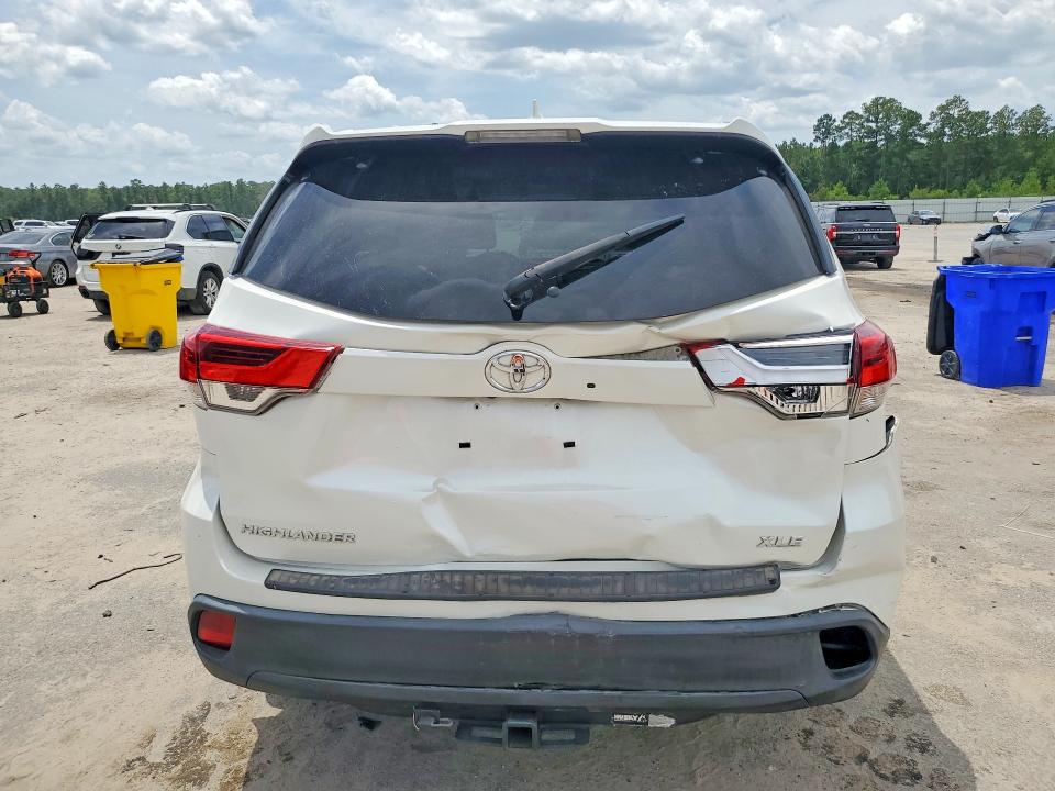 Photo 6 from auction – 2018 TOYOTA HIGHLANDER with VIN 5TDKZRFH0JS545579