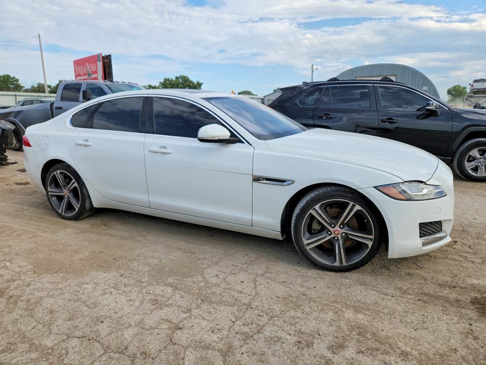 Photo 4 from auction – 2017 JAGUAR XF with VIN SAJBJ4BNXHCY42586
