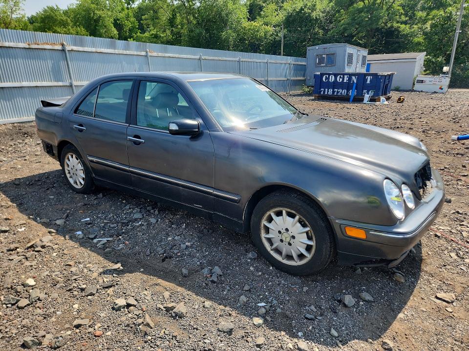 Photo 4 from auction – 2002 MERCEDES-BENZ E with VIN WDBJF82J72X063922