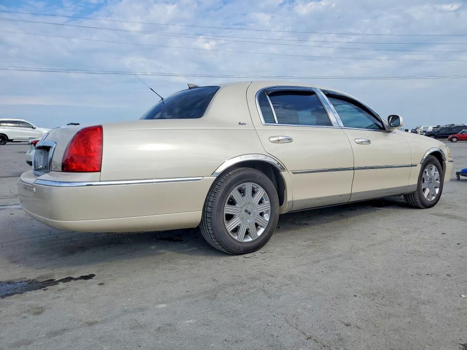 Photo 3 from auction – 2003 LINCOLN TOWN CAR with VIN 1LNHM83W13Y621271