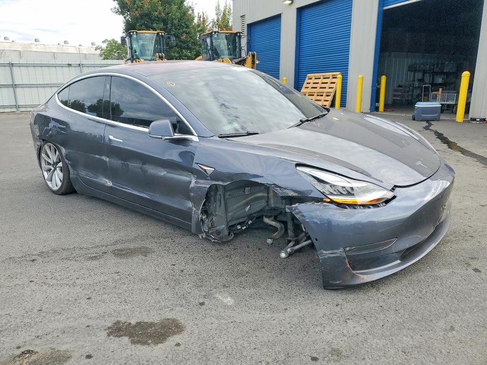 Photo 4 from auction – 2018 TESLA MODEL 3 with VIN 5YJ3E1EA2JF009548