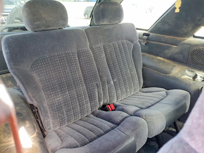 Photo 11 from auction – 2000 CHEVROLET BLAZER with VIN 1GNCT18W3YK298151