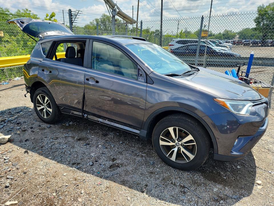 Photo 4 from auction – 2018 TOYOTA RAV4 with VIN JTMRFREV4JJ720234