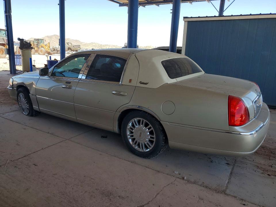 Снимка 2 от търг – 2010 LINCOLN TOWN CAR с VIN 2LNBL8CV5AX618936