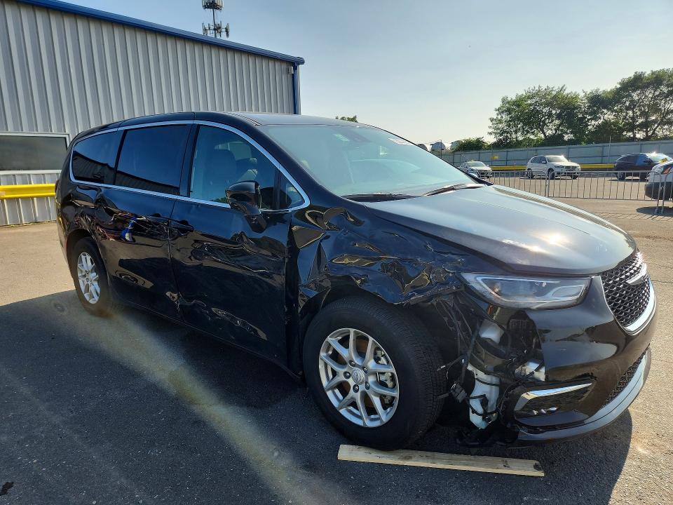 Photo 4 from auction – 2026 CHRYSLER PACIFICA with VIN 2C4RC1BG2TR281775