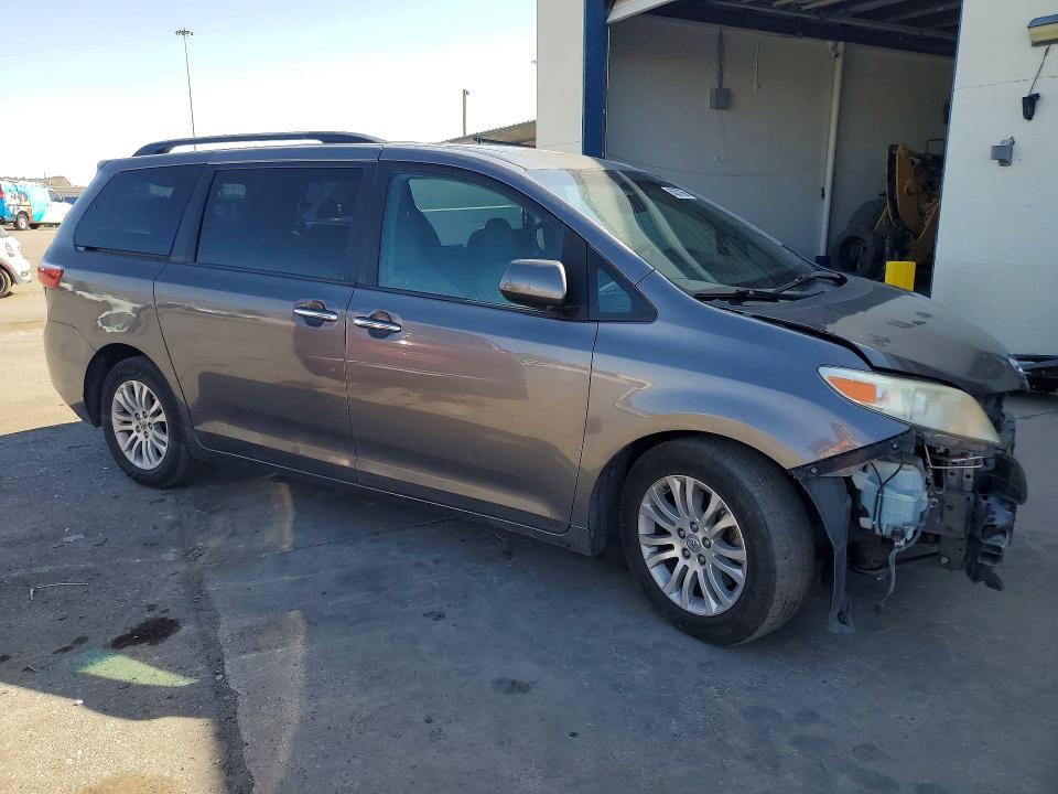 Photo 4 from auction – 2017 TOYOTA SIENNA with VIN 5TDYZ3DC1HS857578