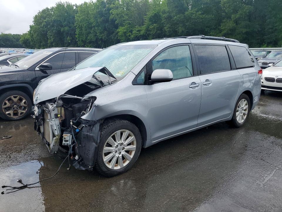 2013 TOYOTA SIENNA - Търг №59667726